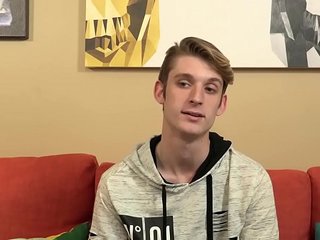 Twink beauty Chris Tucker wanks off hard after interview