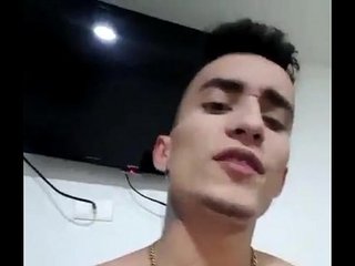 Colombiano ense&ntilde;ando la verga